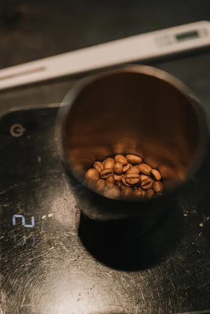 Granos de café pesados en una báscula.
