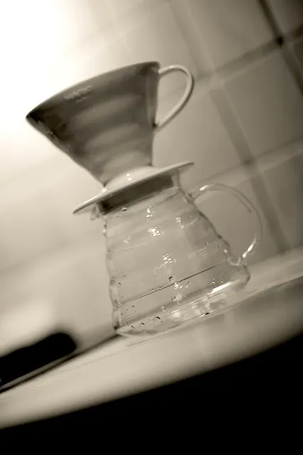 Dripper metálico sobre una jarra de vidrio.