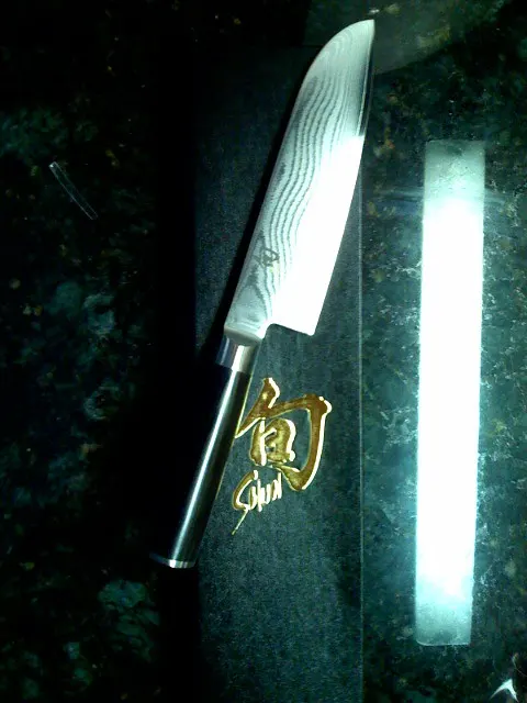 Cuchillo santoku junto a su caja.