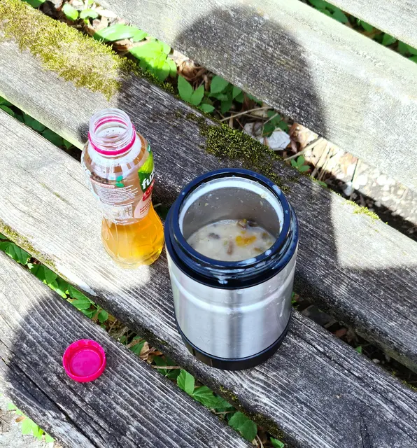 Comida en un recipiente térmico durante una salida en bicicleta.