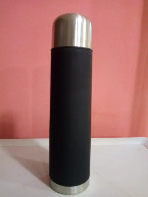 Botella térmica negra con tapa metálica.