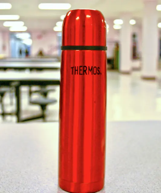 Botella térmica roja de la marca Thermos. Fotografía ilustrativa; no es la Zojirushi SM-SF48.