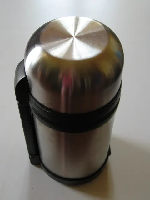 Termo de acero con tapa de vaso.