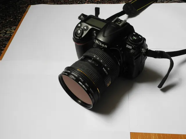 Nikon D300 con objetivo Sigma y filtros Hoya ND1000 y ND400, según la fuente. Ejemplo de montaje; no muestra el Hoya ND64 recomendado.