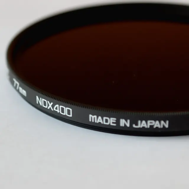 Primer plano de un filtro Hoya NDx400. Fotografía de ese filtro; no es el modelo ND64 de la selección.