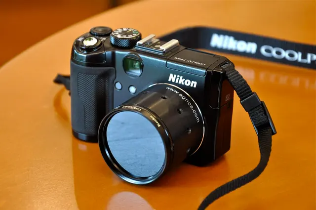 Nikon COOLPIX P6000 con adaptador y polarizador circular Kenko de 46 mm, según la fuente. No es el polarizador Hoya recomendado.