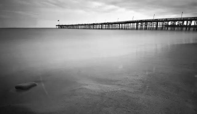 Costa fotografiada con un filtro ND de diez pasos, según la fuente. Imagen de contexto; no es una comparación del efecto de un polarizador.