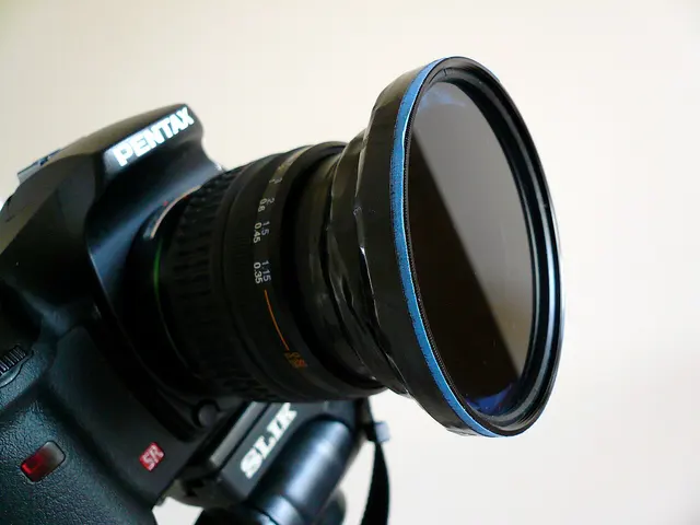 Varios polarizadores apilados y sujetos con cinta en una Pentax K10D. Documenta un experimento del fotógrafo; no es una recomendación de montaje.