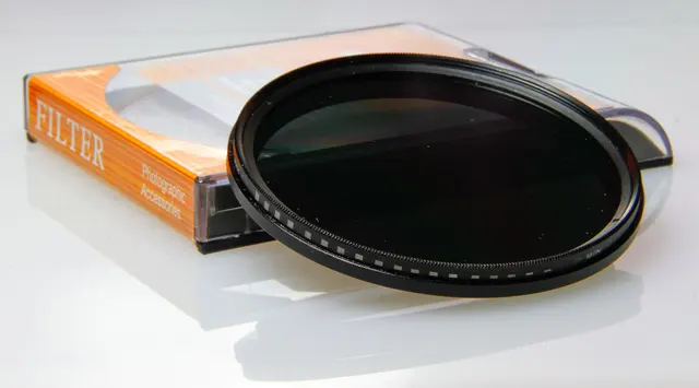 Filtro ND variable montado en un objetivo. Ejemplo de formato; no es un filtro Hoya de densidad fija.