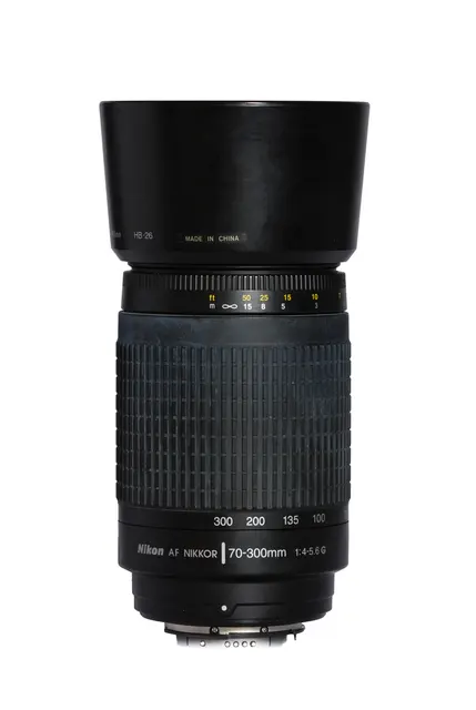 Objetivo Nikon 70–300 mm con parasol.