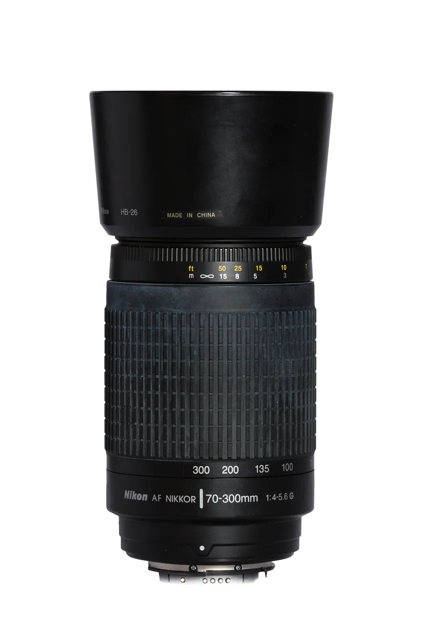 Objetivo Nikon 70–300 mm con parasol.