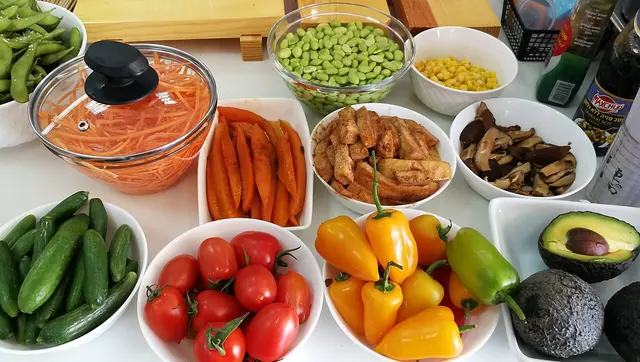 Ingredientes preparados en cuencos antes de montar un bento. Imagen de contexto para separar verduras, aliños y otros alimentos.