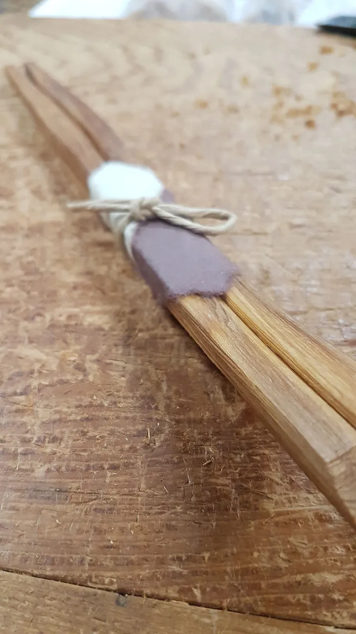 Palillos artesanales de madera de sugi fotografiados en Yakushima.