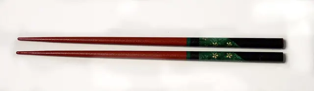 Par de palillos lacados rojos y negros.