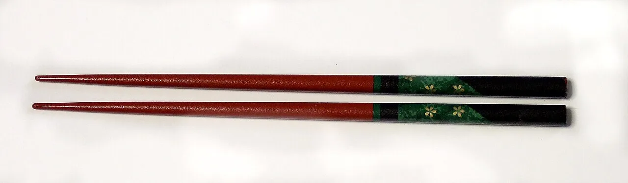 Par de palillos lacados rojos y negros.