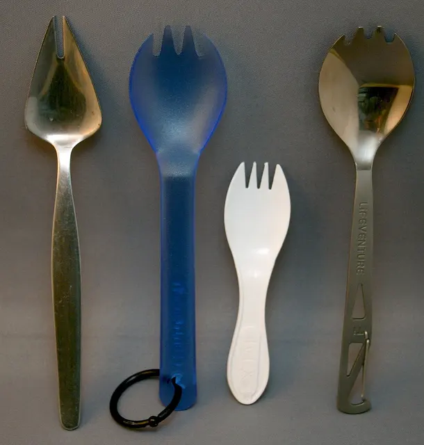 Cuatro cubiertos tipo spork de distintos materiales, incluido un Lifeventure de titanio según la fuente. No es el spork Snow Peak recomendado.