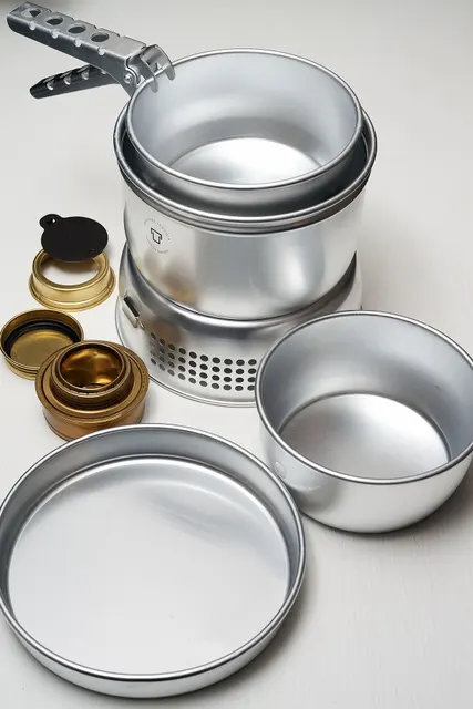 Equipo Trangia 27 con recipientes de aluminio y quemador de alcohol. Ejemplo de un sistema distinto; no es un hornillo SOTO de gas.