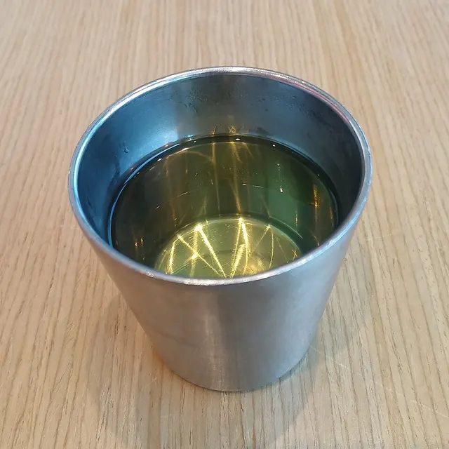 Té de trigo sarraceno servido en un vaso de acero inoxidable. Ejemplo de recipiente metálico; no representa una taza Snow Peak o Kinto.