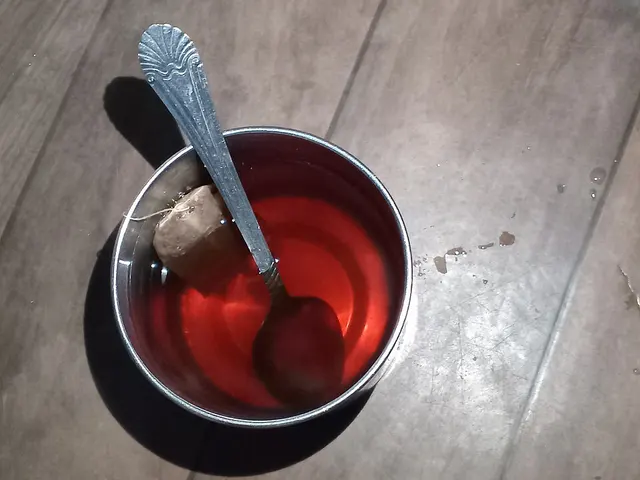 Té con cucharilla en un vaso de acero inoxidable. Imagen de contexto; no es una fotografía de la Snow Peak Ti-Single 450.