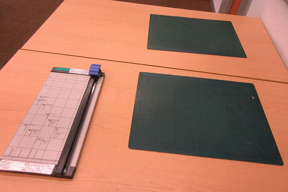 Bases de découpe sur une table de travail.