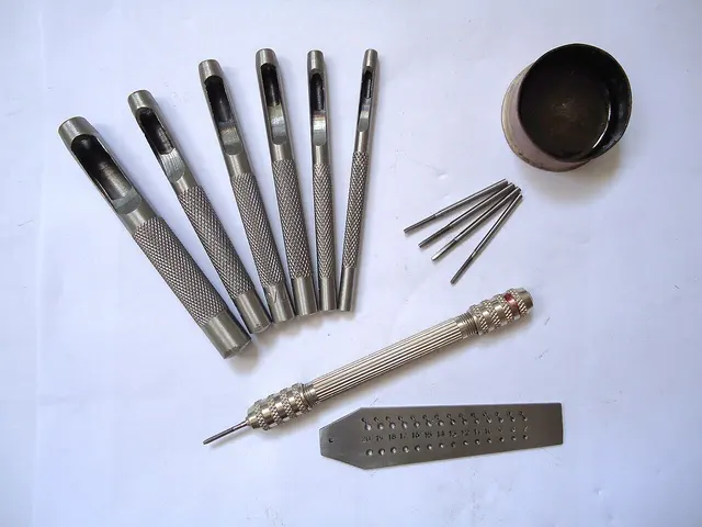 Outils de bijouterie comprenant un porte-outil manuel de précision.