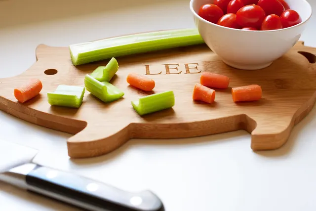 Légumes préparés sur une planche de cuisine.