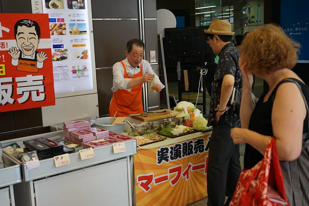 Démonstration d’ustensiles de cuisine dans un magasin japonais.