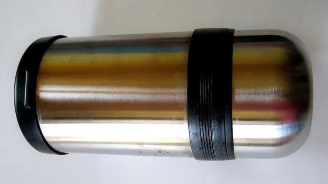 Bouteille isotherme en acier posée horizontalement.