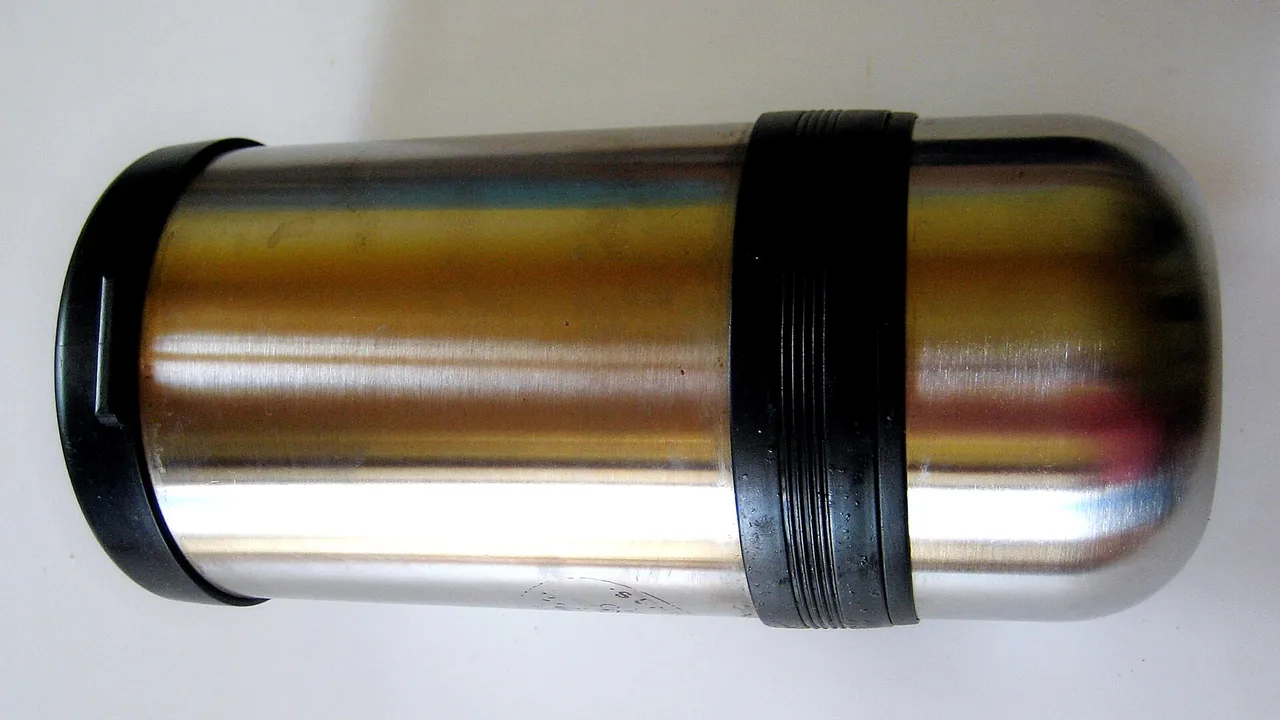 Bouteille isotherme en acier posée horizontalement.