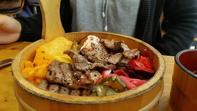 Bento rond servi avec riz et accompagnements.