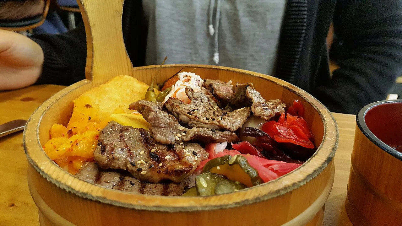 Bento rond servi avec riz et accompagnements.