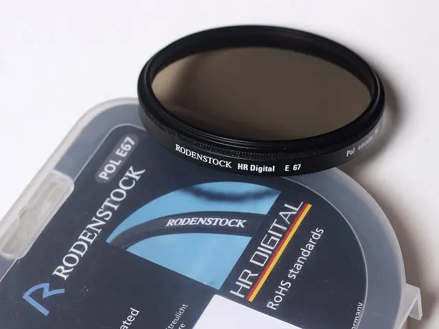 Filtre polarisant circulaire Rodenstock sur son étui.
