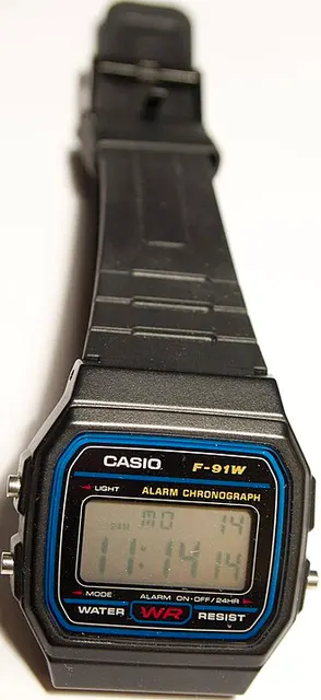 Montre numérique Casio F-91W sur bracelet en résine noire