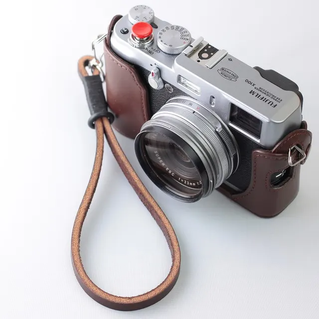 Fujifilm FinePix X100 avec étui et dragonne en cuir brun