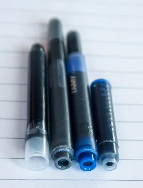 Quatre cartouches de stylo-plume de formes et longueurs différentes