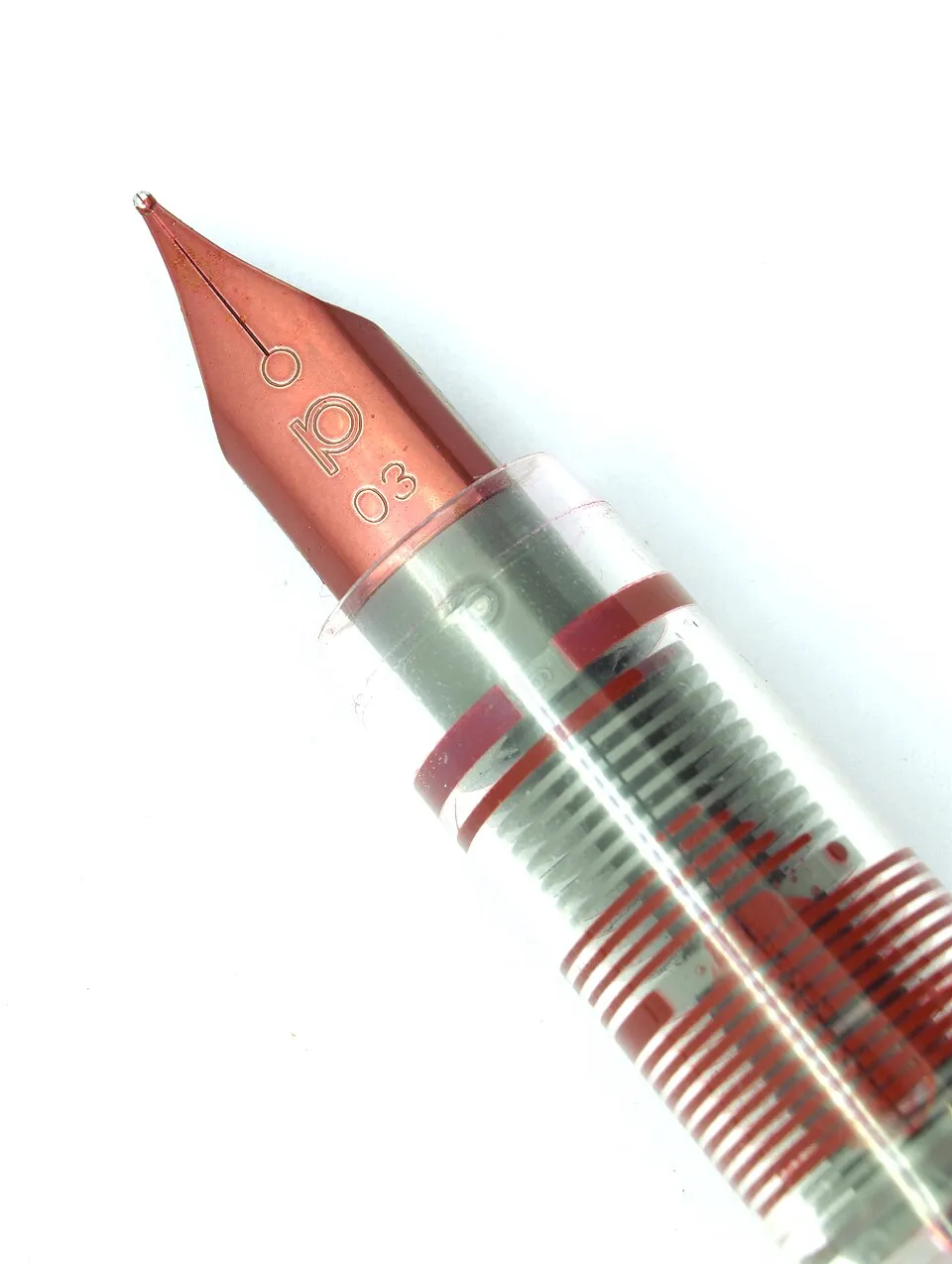 Gros plan de la plume fine 03 d’un Platinum Preppy rouge