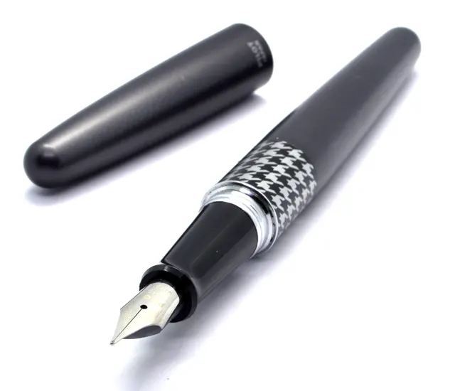 Pilot MR gris avec sa plume moyenne et son capuchon posé à côté