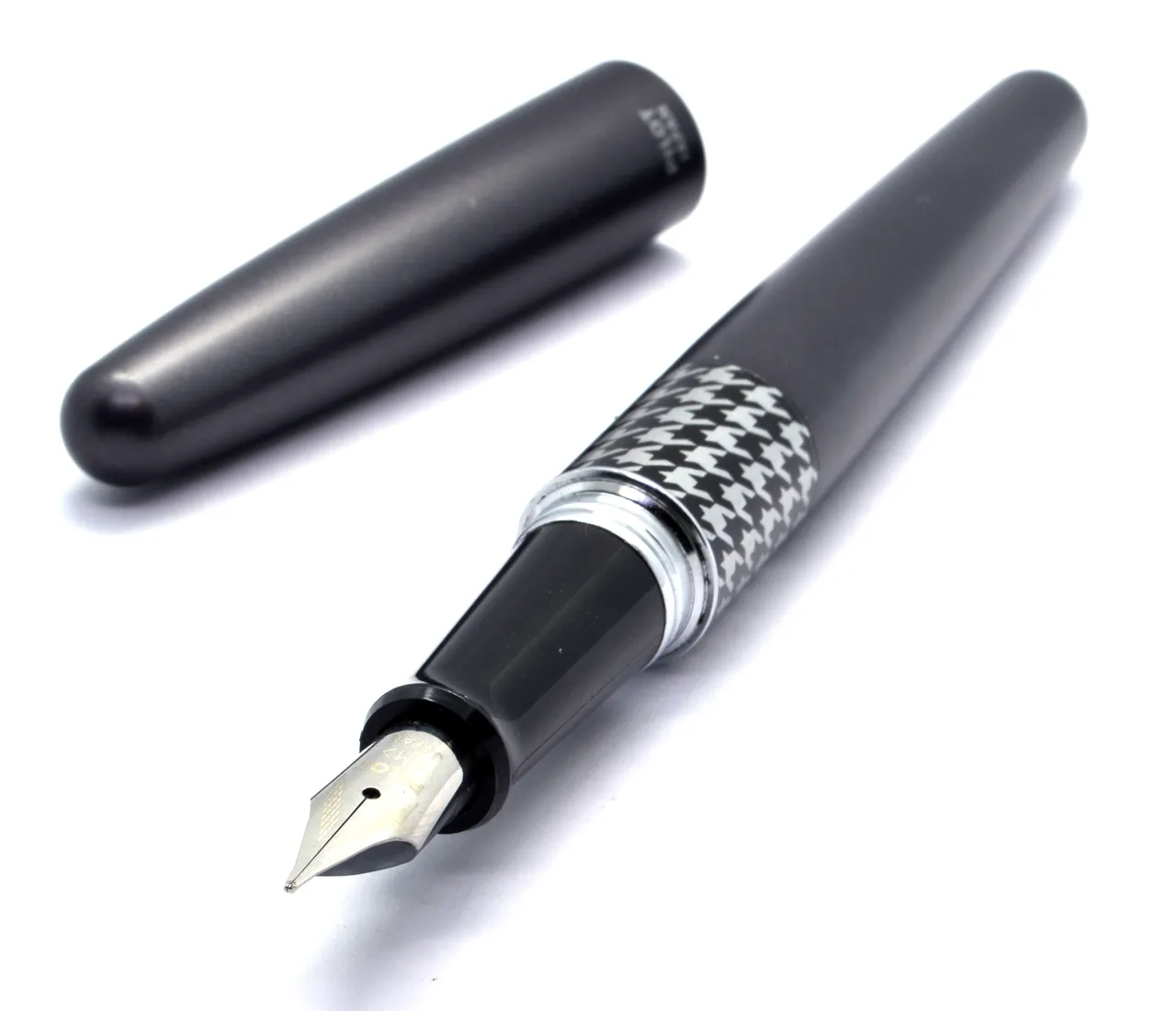 Pilot MR gris avec sa plume moyenne et son capuchon posé à côté