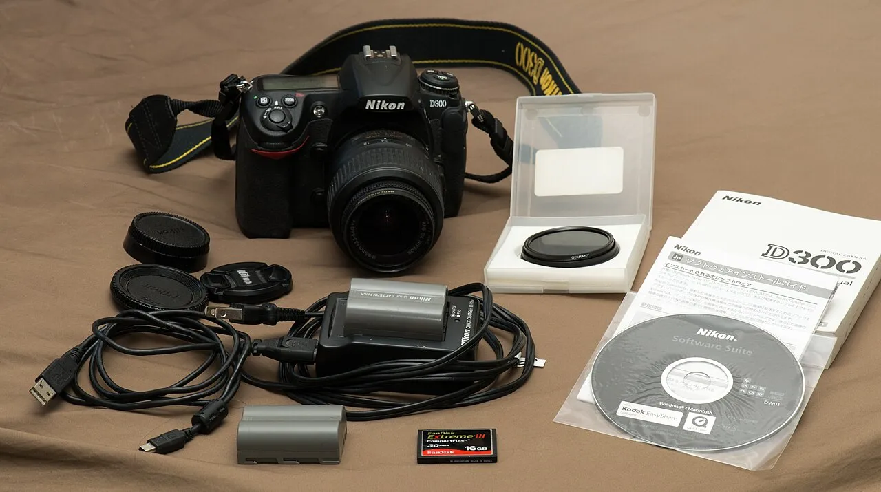 Nikon D300 accompagné de filtres, batteries, chargeur, carte mémoire et câbles