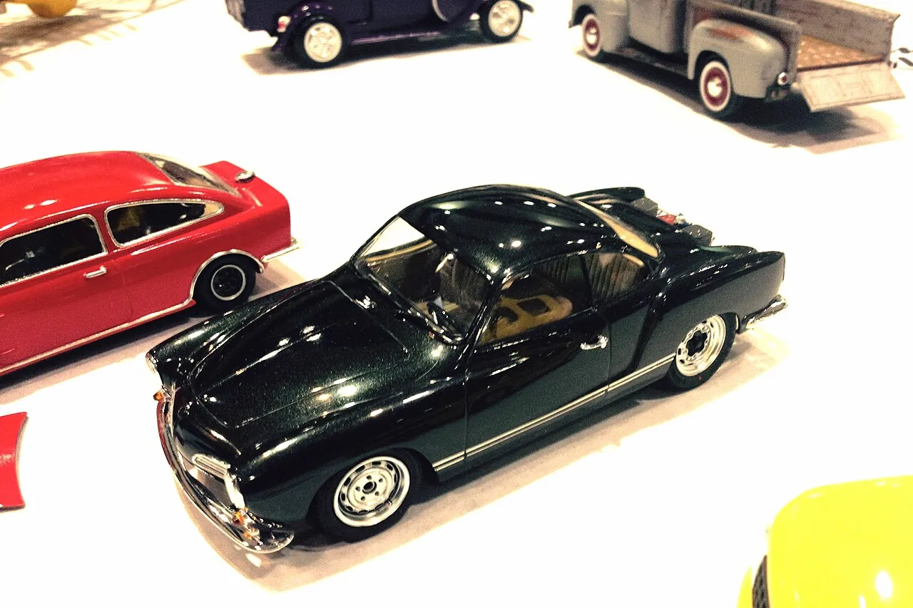 Maquette Tamiya de Volkswagen Karmann Ghia noire exposée avec d’autres voitures