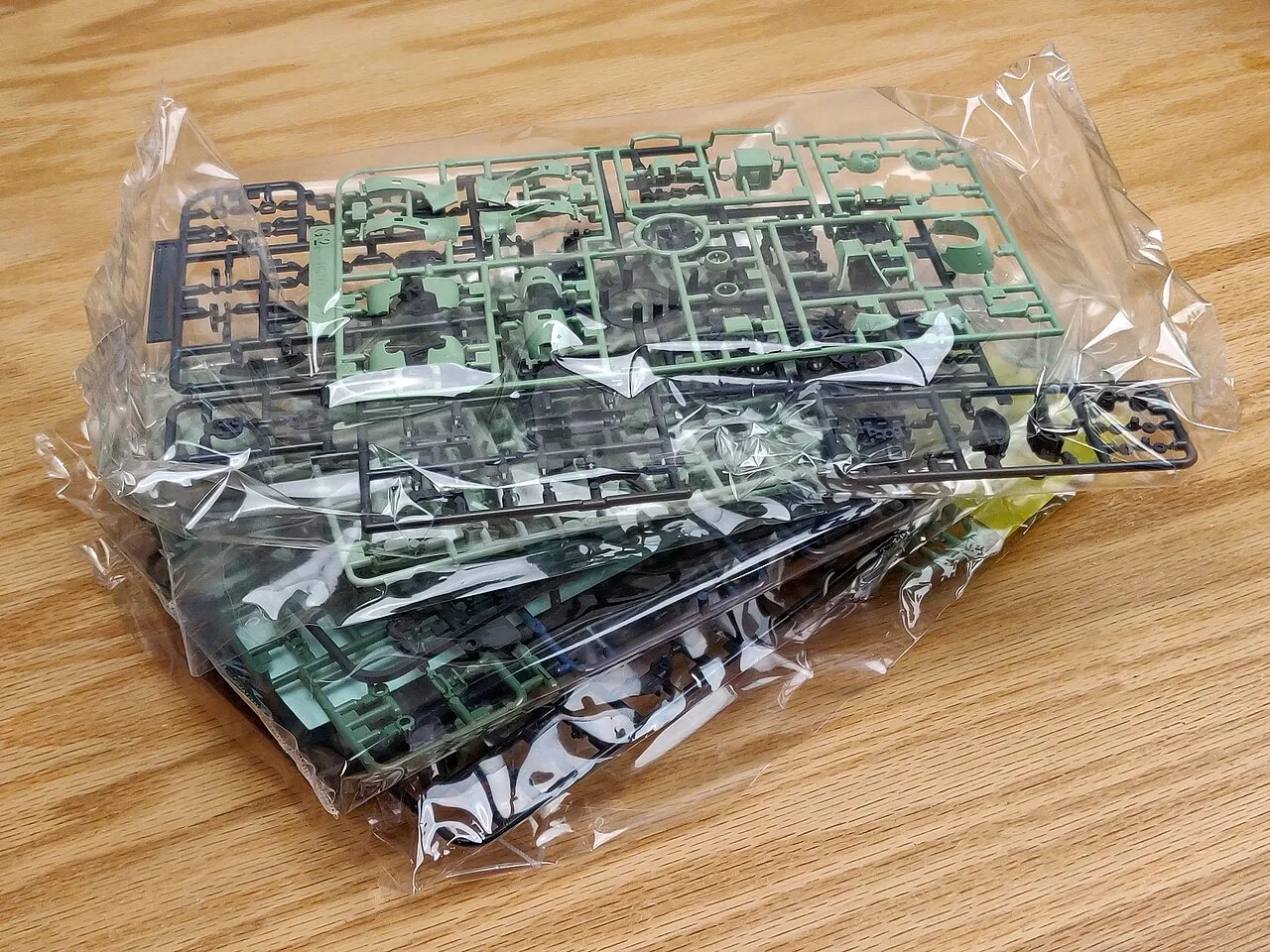 Grappes de pièces d’une maquette Gunpla encore dans leurs sachets