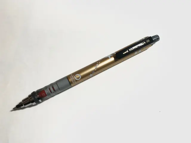 Porte-mine uni Kuru Toga Benesse doré sur fond clair