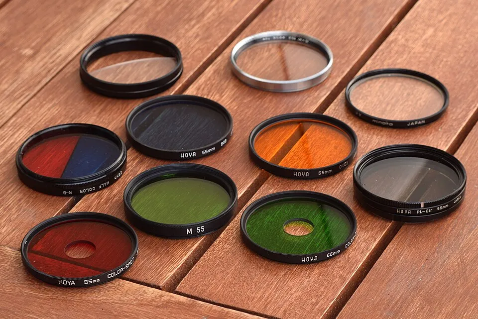 Plusieurs filtres photographiques avec leurs bagues et diamètres visibles