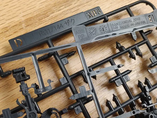 Grappes de maquette Bandai portant les marquages ABS et PS