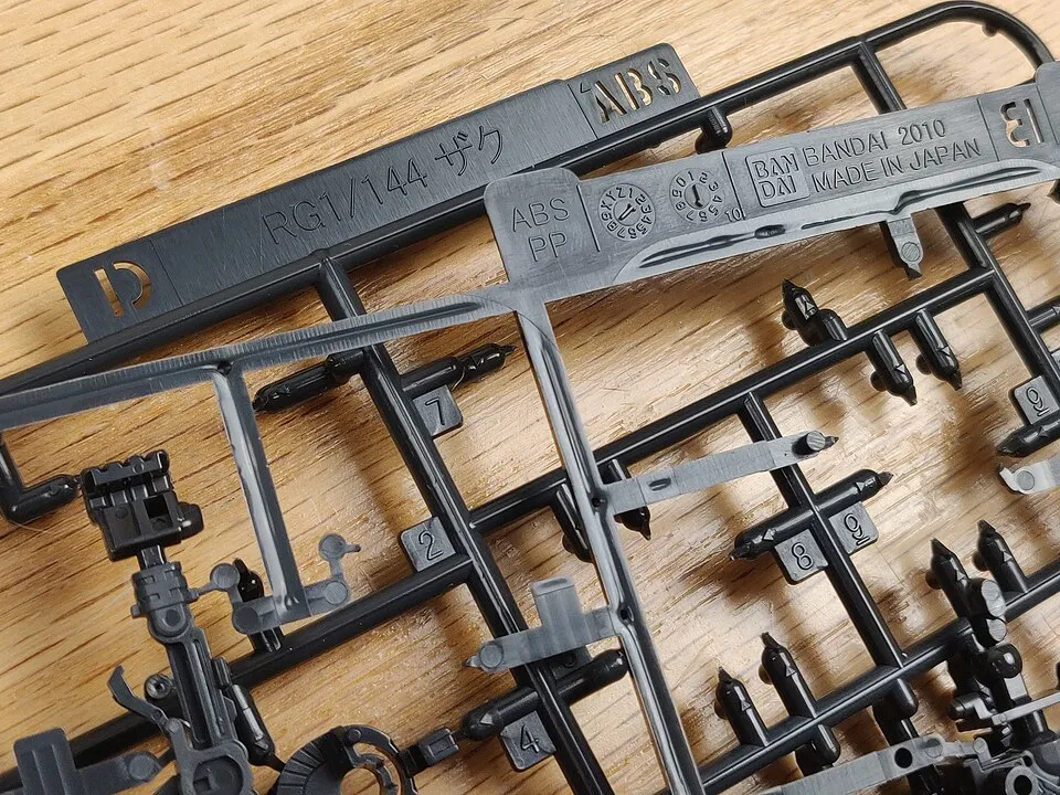 Grappes de maquette Bandai portant les marquages ABS et PS