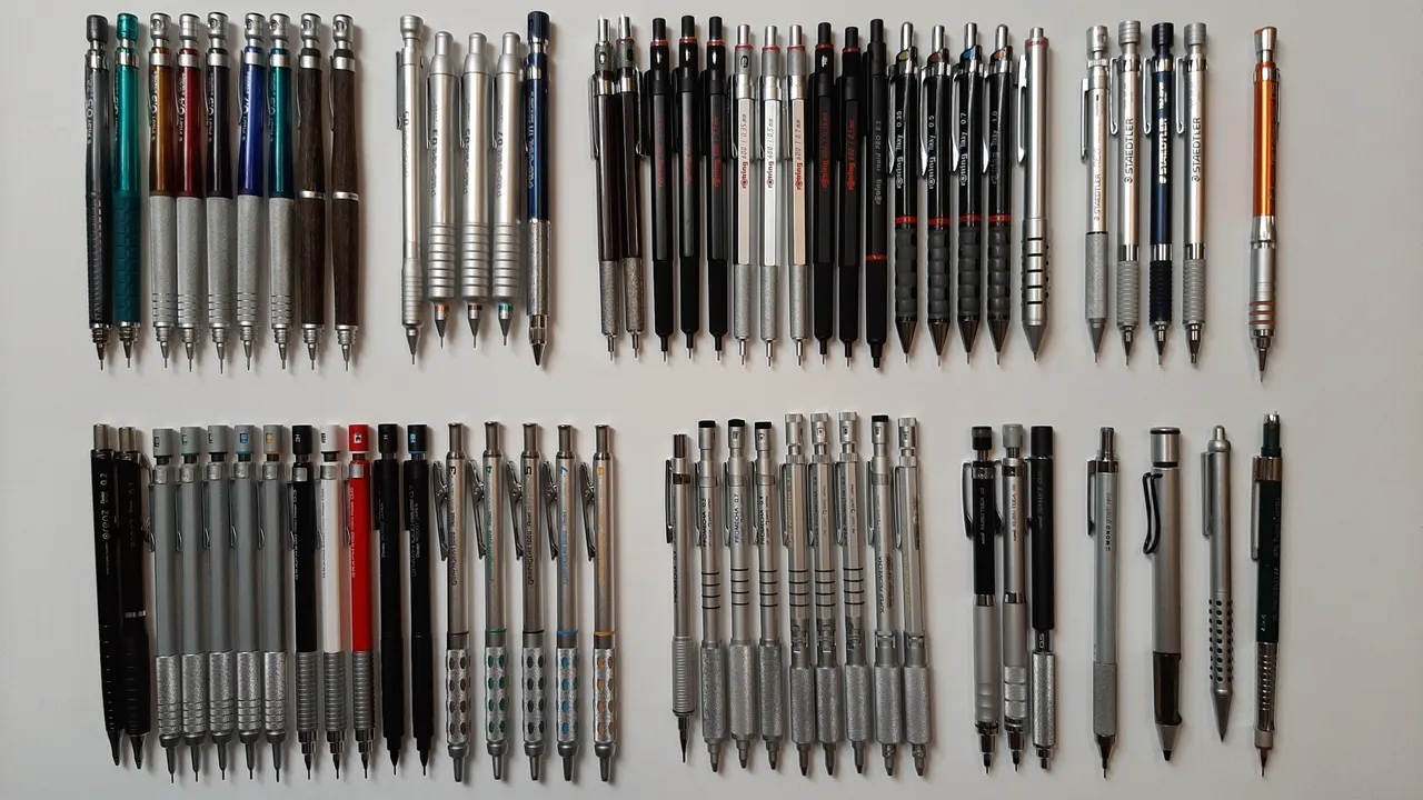 Collection de porte-mines techniques japonais et européens alignés