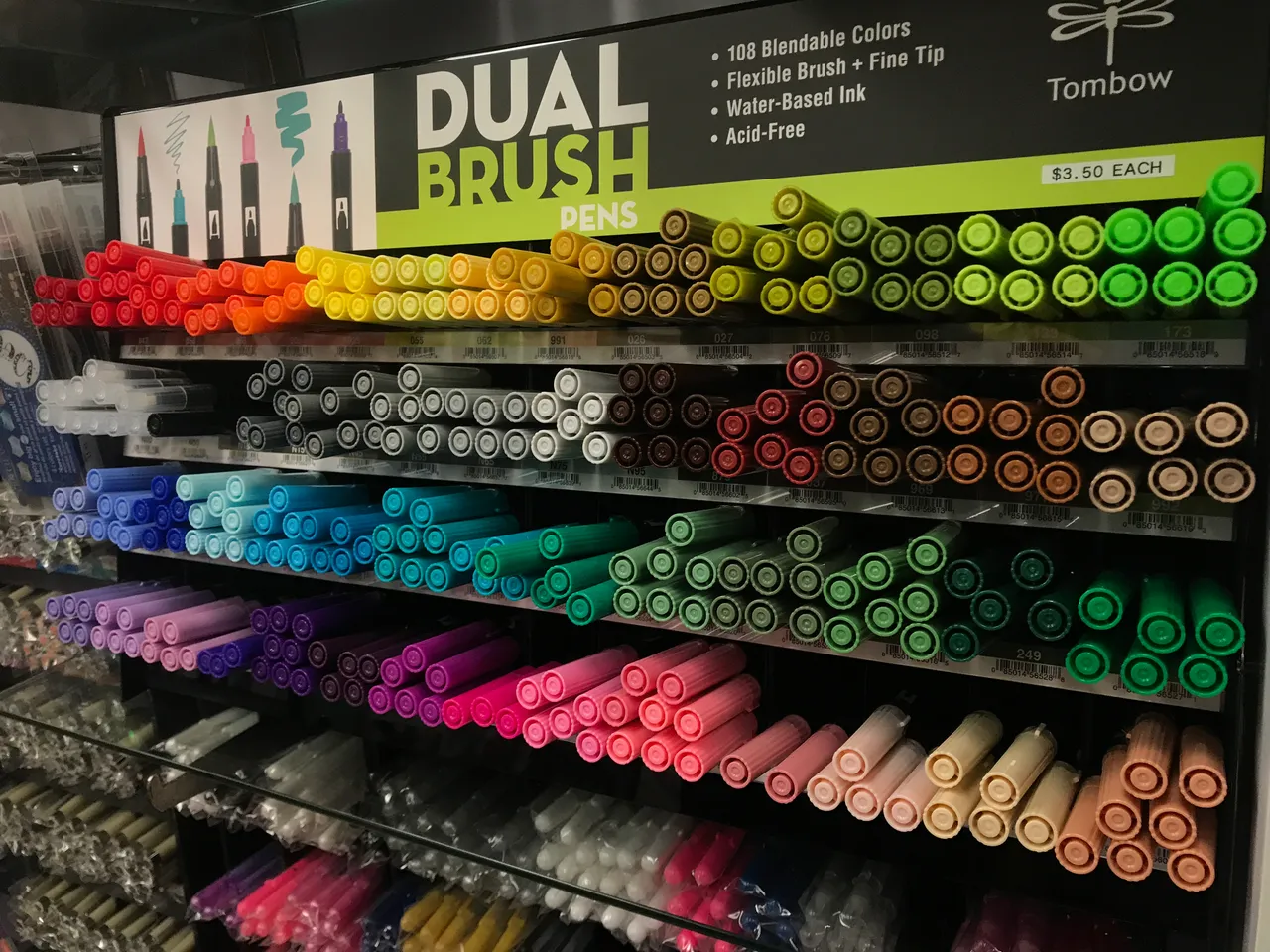 Présentoir de feutres Tombow Dual Brush classés par couleurs