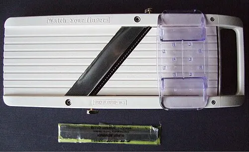 Mandoline Benriner beige avec poussoir transparent et lame diagonale