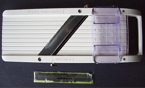 Mandoline Benriner beige avec poussoir transparent et lame diagonale