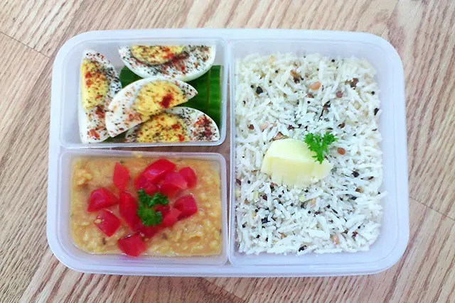 Repas dans une boîte à trois compartiments en plastique translucide